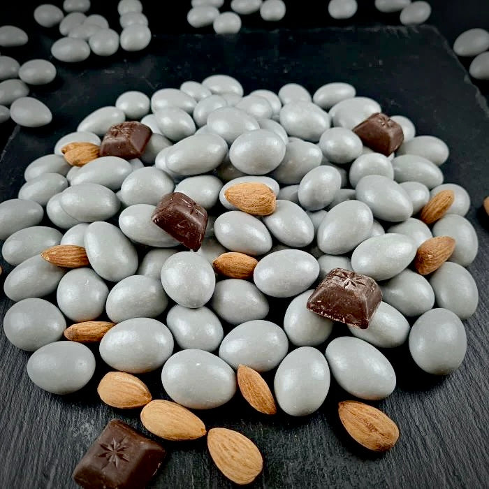 Sudrabaini pelēkas dražejas ar mandelēm pienā beļģu šokolādē