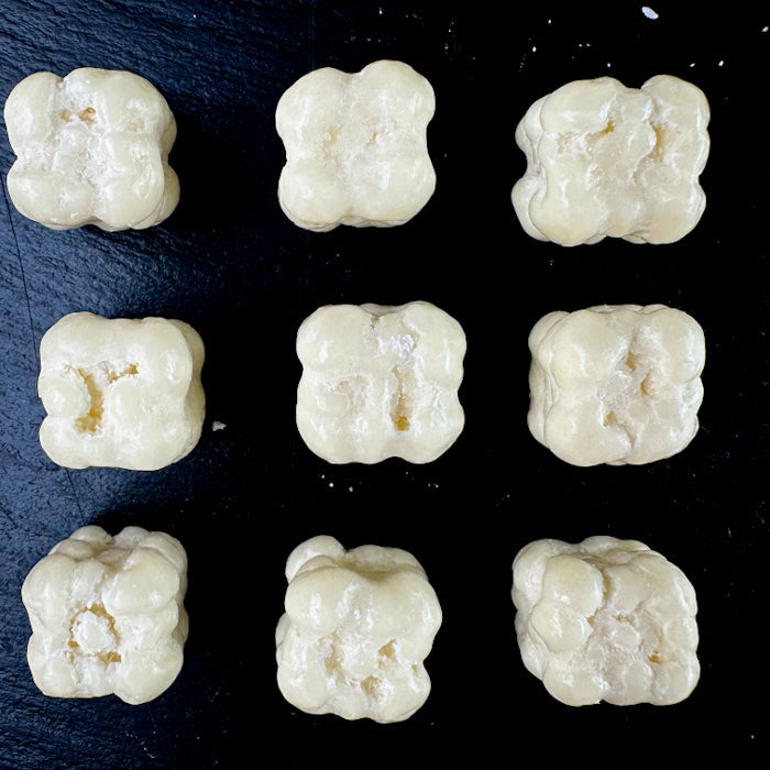 Kubiņi no baltās šokolādes ar kokosriekstu pildījumu