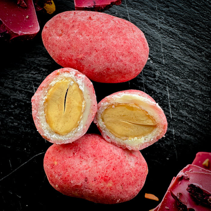 Kraukšķīgas mandeles rozā šokolādē ar aveņu garšas noti