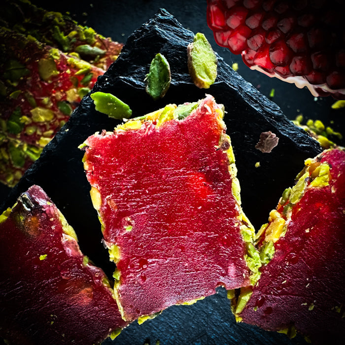 Granātābola lukums ar pistācijām, apbērts ar sasmalcinātām pistācijām