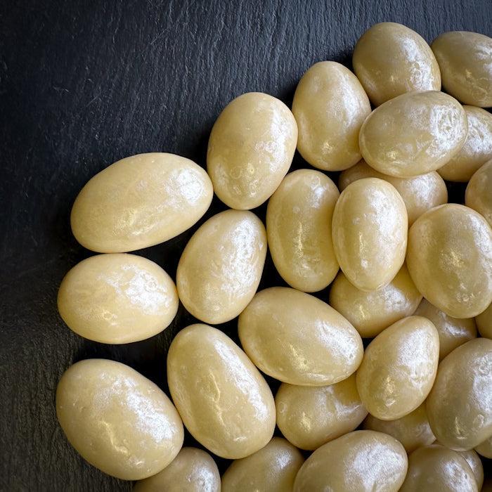 Mandeles piena šokolādē ar cukura mastikas garšu