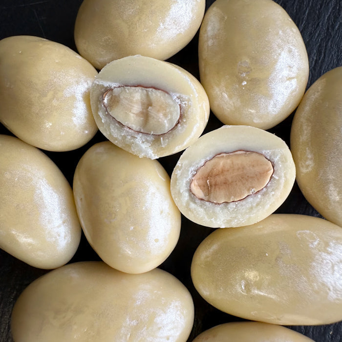 Mandeles piena šokolādē ar cukura mastikas garšu