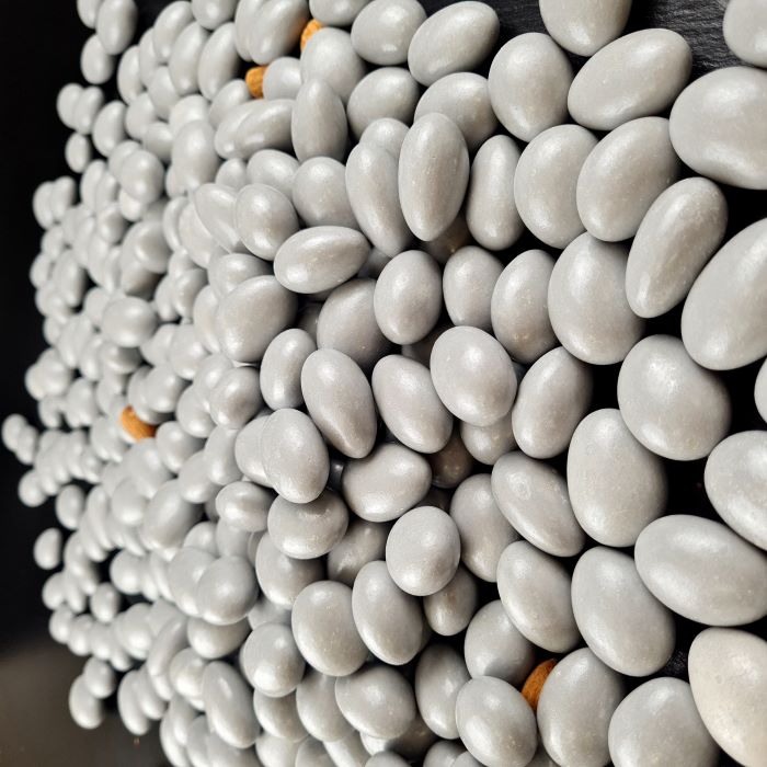 Sudrabaini pelēkas dražejas ar mandelēm pienā beļģu šokolādē