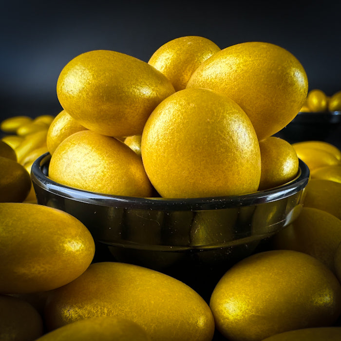 Svētku zelta dražejas ar mandelēm piena beļgu šokolādē