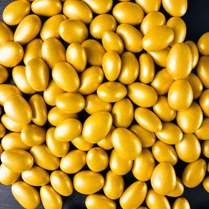 Svētku zelta dražejas ar mandelēm piena beļgu šokolādē