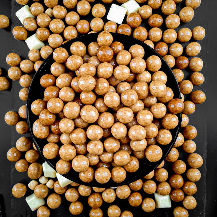 Tiramisu dražejas ar lazdu riekstiem baltā beļģu šokolādē