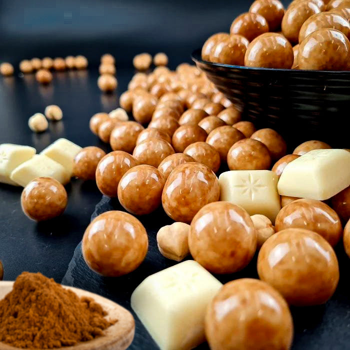 Tiramisu dražejas ar lazdu riekstiem baltā beļģu šokolādē