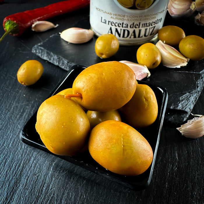 Zaļās olīvas andalūzijas gaumē, ar pipariem, papriku un ķiplokiem