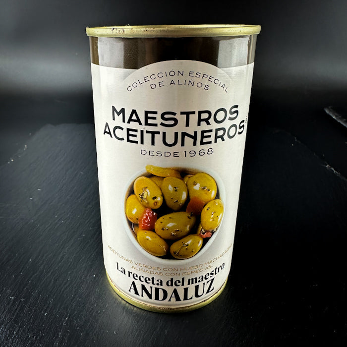 Zaļās olīvas andalūzijas gaumē, ar pipariem, papriku un ķiplokiem