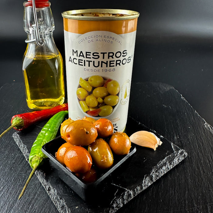 Zaļās olīvas ar eļļu, sarkaniem un zaļajiem pipariem