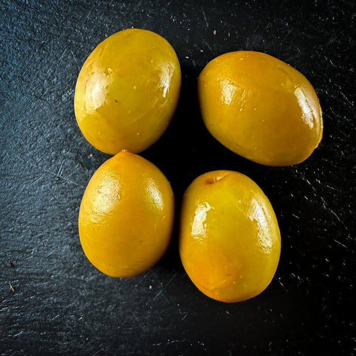 Zaļās olīvas andalūzijas gaumē, ar pipariem, papriku un ķiplokiem