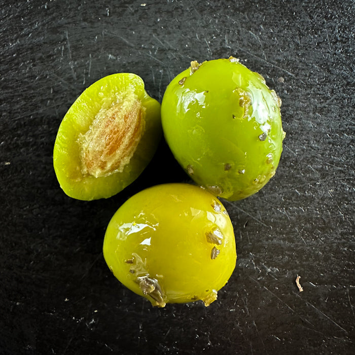 Zaļās olīvas ar kauliņiem ar eļļu un garšvielām