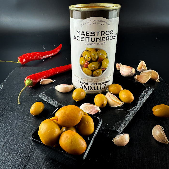 Zaļās olīvas andalūzijas gaumē, ar pipariem, papriku un ķiplokiem