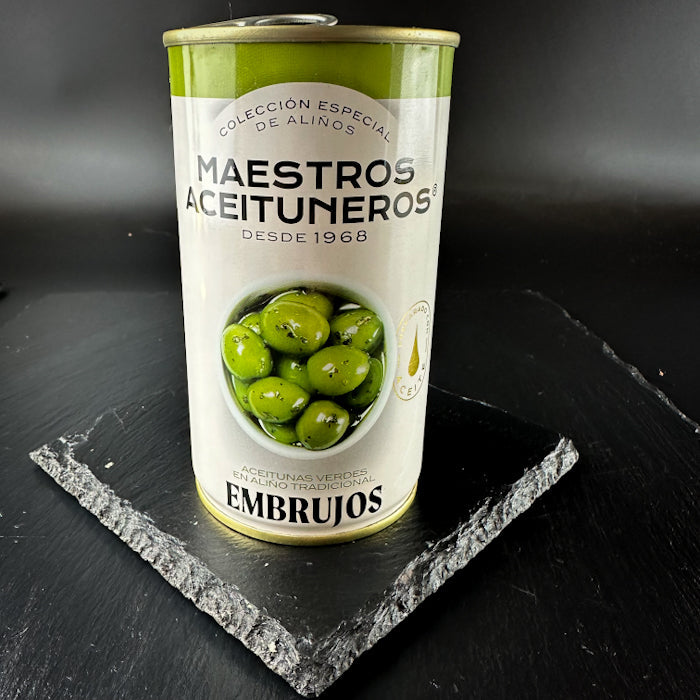 Zaļās olīvas ar kauliņiem ar eļļu un garšvielām